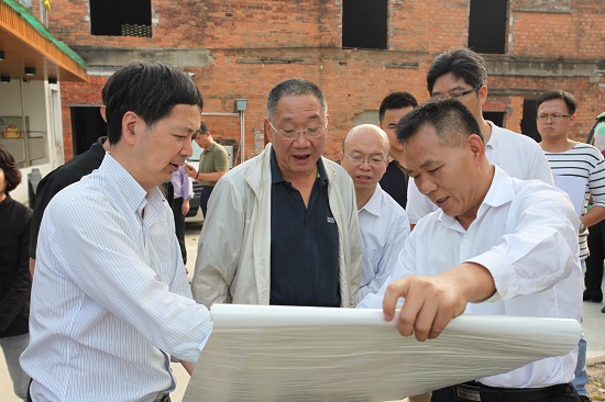 1.张建华（中）等一行现场了解华南植物园红线范围历史遗留问题.JPG